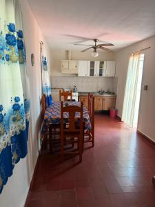 a dining room and kitchen with a table and chairs at Nuevo complejo Clarita in Villa Carlos Paz