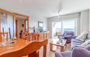 ein Wohnzimmer mit Tisch und Couch in der Unterkunft Beautiful Apartment In Campello in El Campello