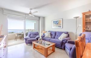 ein Wohnzimmer mit blauen Sofas und einem Tisch in der Unterkunft Beautiful Apartment In Campello in El Campello