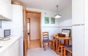eine Küche und ein Esszimmer mit Tisch und Stühlen in der Unterkunft Beautiful Apartment In Campello in El Campello