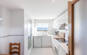 eine weiße Küche mit Meerblick in der Unterkunft Beautiful Apartment In Campello in El Campello