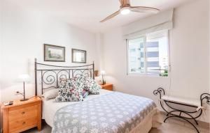 ein Schlafzimmer mit einem Bett und einem Deckenventilator in der Unterkunft Beautiful Apartment In Campello in El Campello + 13 Fotos
