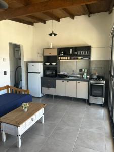 Η κουζίνα ή μικρή κουζίνα στο Casas Las Covachas 1, Barra del Chuy, cerca del mar +6 φωτογραφίες