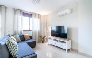 un soggiorno con un divano blu e una TV di Nice Apartment Panorámica Golf a San Jorge
