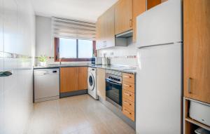 una cucina con elettrodomestici bianchi e frigorifero di Nice Apartment Panorámica Golf a San Jorge