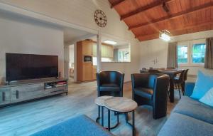 un salon avec une télévision et une salle à manger dans l'établissement 2 Bedroom Gorgeous Home In Rendeux, à Rendeux