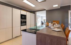 una cucina con un'ampia isola e un piano di lavoro di 5 Bedroom Gorgeous Home In Los Barrios a Los Barrios
