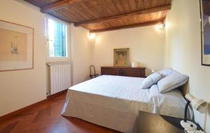 Ένα ή περισσότερα κρεβάτια σε δωμάτιο στο 3 Bedroom Beautiful Apartment In Sutri