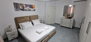 Postel nebo postele na pokoji v ubytování Apartment rent Elbasan city center 1 + 7 fotografií