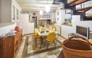 Η κουζίνα ή μικρή κουζίνα στο 3 Bedroom Beautiful Apartment In Sutri