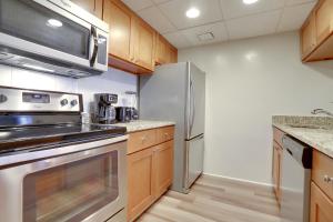 Kuchyň nebo kuchyňský kout v ubytování Live the Arlington Exp in a Comfy and Stylish Apt