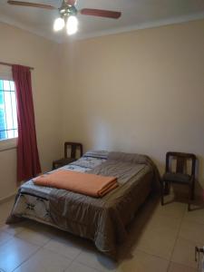 Ένα ή περισσότερα κρεβάτια σε δωμάτιο στο casa amplia, cómoda y céntrica para 5 personas