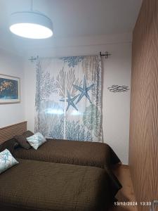 ein Schlafzimmer mit einem Bett mit einem Vorhang mit Sternen darauf in der Unterkunft FUNDADORES, Isla Cristina in Isla Cristina