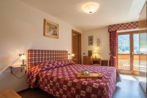Ένα ή περισσότερα κρεβάτια σε δωμάτιο στο Albergo Punta Zerbion
