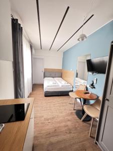 Ένα ή περισσότερα κρεβάτια σε δωμάτιο στο Modern Studio 7 private Kitchenette and Bathroom