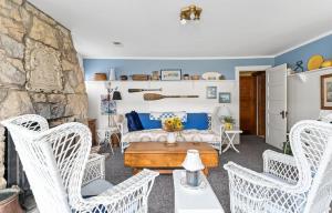 Istumisnurk majutusasutuses Charming 2-Bedroom Strong Cottage in Twin Lake, MI +14 fotot