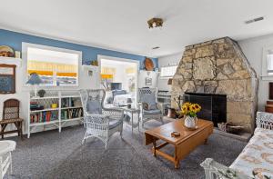 Köök või kööginurk majutusasutuses Charming 2-Bedroom Strong Cottage in Twin Lake, MI