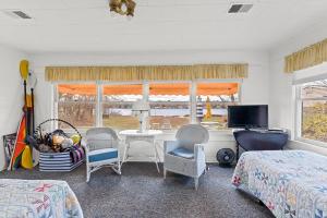 Istumisnurk majutusasutuses Charming 2-Bedroom Strong Cottage in Twin Lake, MI