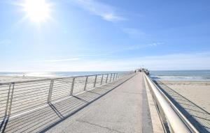 une longue promenade menant à l'océan sur une plage dans l'établissement Gorgeous Home In Camaiore, à Camaiore 13 autres photos