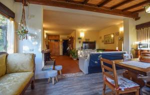 une cuisine et un salon avec un canapé et une table dans l'établissement Gorgeous Home In Camaiore, à Camaiore