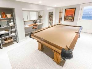 韦斯特波特Modern Westport Studio with Pool Table & Lounge的客厅设有台球桌,