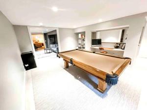韦斯特波特Modern Westport Studio with Pool Table & Lounge的有一张台球桌的客厅