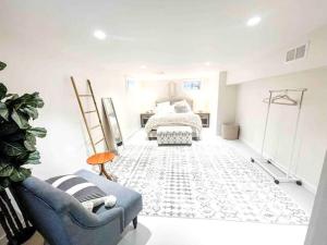 韦斯特波特Modern Westport Studio with Pool Table & Lounge的客厅配有床和蓝色沙发