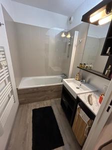 Ένα μπάνιο στο Superbe appartement avec piscine et garage