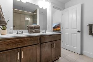 Fotografie z fotogalerie ubytování Spacious Townhome with Fireplace v destinaci Ellicottville