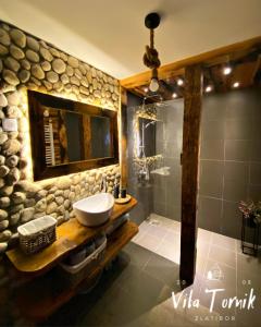 Ένα μπάνιο στο Vila Tornik 3 +5 φωτογραφίες