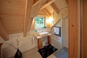 Koupelna v ubytování living TIMELESS- Haldenmühle, Luxus Schwarzwald-Retreat mit Sauna + 58 fotografií