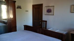 1 dormitorio con 1 cama y puerta de madera en Villa dei Pini, en Villorba