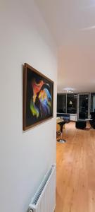 un dipinto sulla parete di un soggiorno di Skyline View Apartment - 15th Floor Bliss a Bratislava