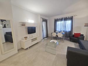 TV a/nebo společenská místnost v ubytování Casa Oasis BENALBEACH