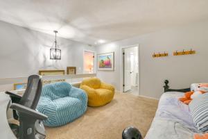- un salon avec deux chaises et un lit dans l'établissement 1 Mi to Nubs Nob Ski Resort Harbor Springs Condo, à Harbor Springs 25 autres photos