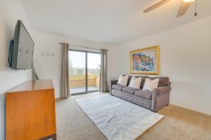 un salon avec un canapé et une télévision dans l'établissement 1 Mi to Nubs Nob Ski Resort Harbor Springs Condo, à Harbor Springs