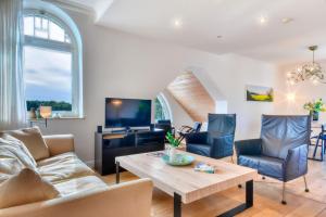 Ferienwohnung Bernstein in der Villa Rex Sellin في اوستيباد سيلين: غرفة معيشة بها أريكة وطاولة