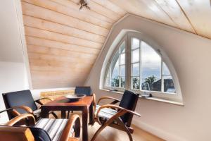 Ferienwohnung Bernstein in der Villa Rex Sellin في اوستيباد سيلين: غرفة مع طاولة وكراسي ونافذة