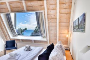 Ferienwohnung Bernstein in der Villa Rex Sellin في اوستيباد سيلين: غرفة نوم مع نافذة كبيرة في منزل صغير +24 صورة