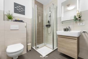 une salle de bains avec douche, toilettes et lavabo dans l'établissement Ferienwohnung Bude 4 Dagebüll, à Dagebüll