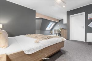 une chambre avec un grand lit avec des draps blancs dans l'établissement Ferienwohnung Bude 4 Dagebüll, à Dagebüll