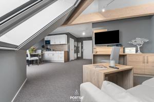 un salon avec un canapé et une télévision dans l'établissement Ferienwohnung Bude 4 Dagebüll, à Dagebüll 18 autres photos