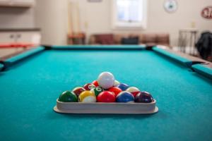 un tavolo da biliardo con un pallino sopra di Lakeside Lane Retreat a Johnsonville