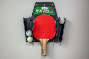 una racchetta da tennis e quattro palle in un racket di Lakeside Lane Retreat a Johnsonville