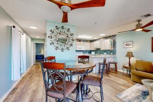 een eetkamer en woonkamer met een tafel en stoelen bij Sunset Harbour Villas in Navarre