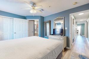 een slaapkamer met een bed en een flatscreen-tv bij Sunset Harbour Villas in Navarre +23 foto's