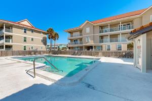 een zwembad voor een appartementencomplex bij Sunset Harbour Villas in Navarre