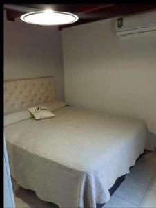 En eller flere senge i et værelse på Sin nombre