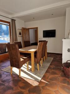 A television and/or entertainment centre at Pension Baranekhof - accommodation in nature - Baranek Resorts