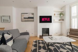 TV a/nebo společenská místnost v ubytování Fulham Spacious & Luxe House with Parking & Garden